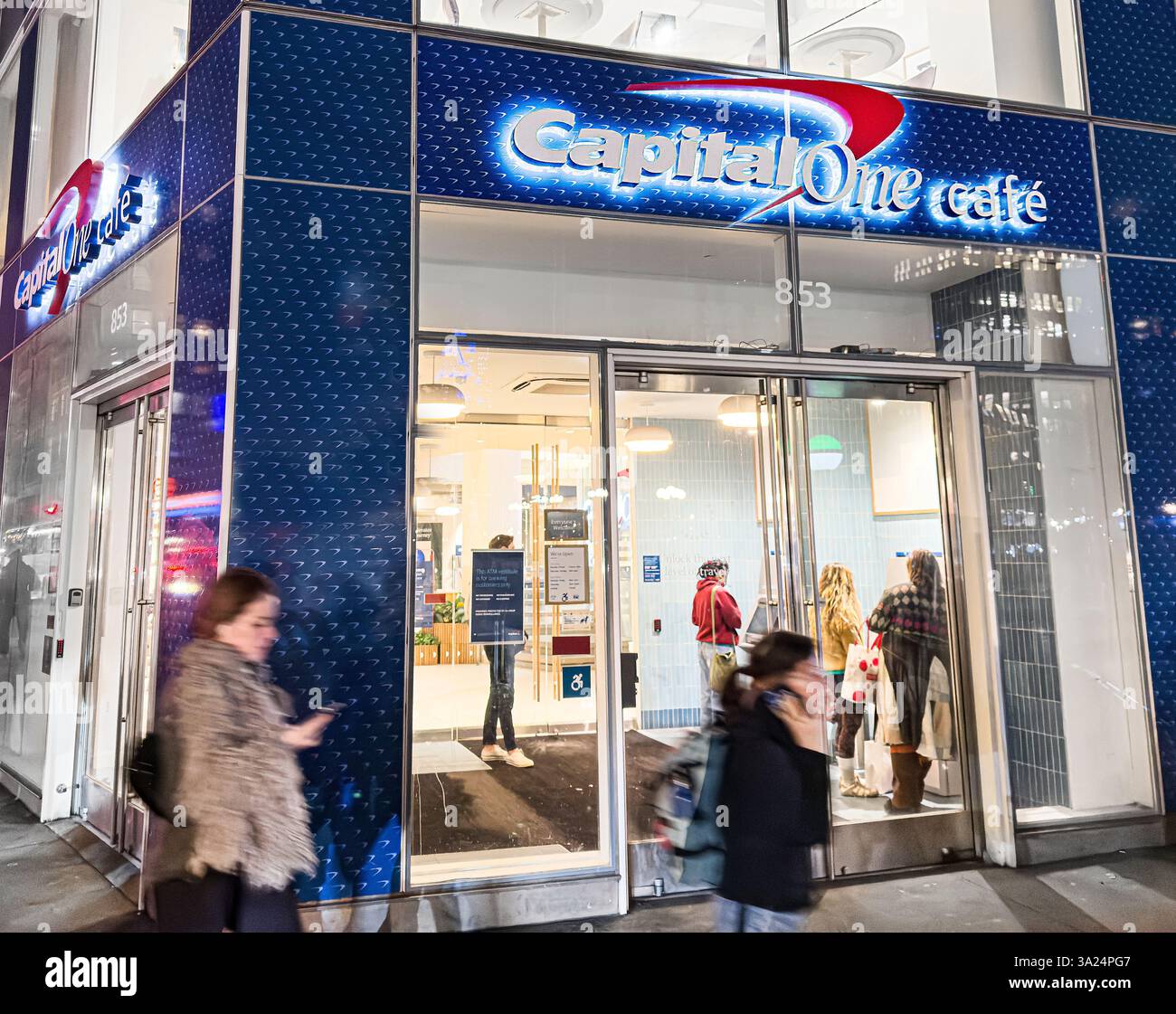 Capital One Cafe, extérieur du bâtiment et scène de trottoir, New York City, New York, États-Unis Banque D'Images