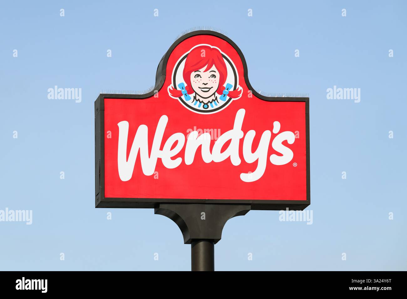 Tualip, WA, États-Unis - 7 mars 2025 ; panneau surélevé isolé sur le ciel bleu pour le restaurant de restauration rapide Wendy's. Banque D'Images