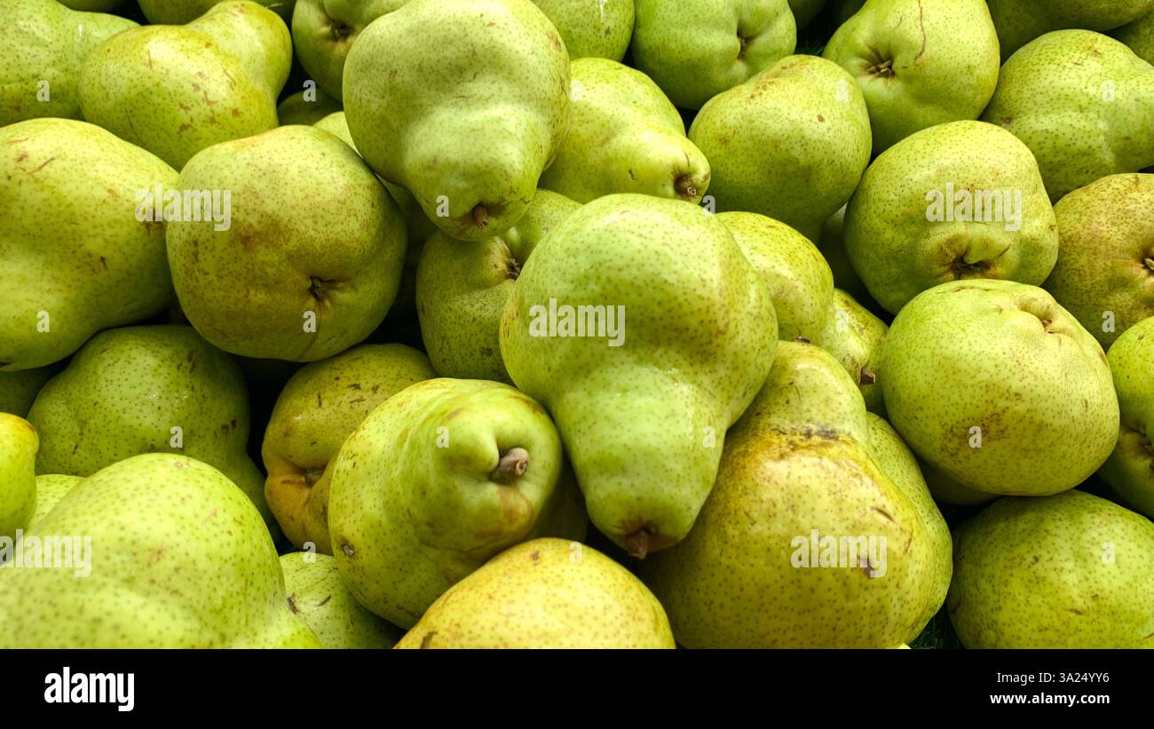 La poire verte est encore très jeune et a un goût sucré. Concept photo de supermarché de fruits - Image de stock capturée avec un smartphone