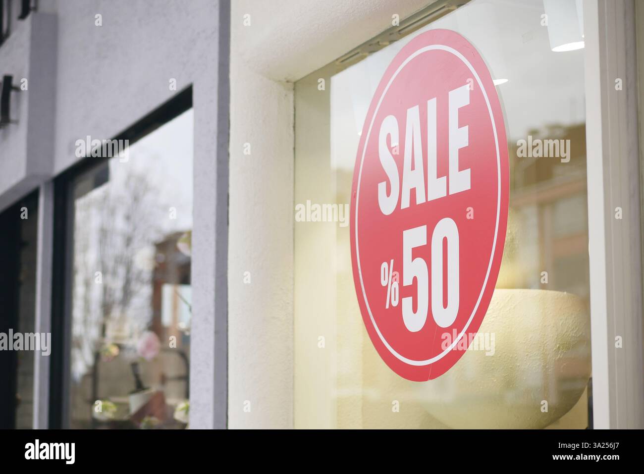 Affiche de vente affichant cinquante pour cent de réduction dans le magasin de détail Banque D'Images