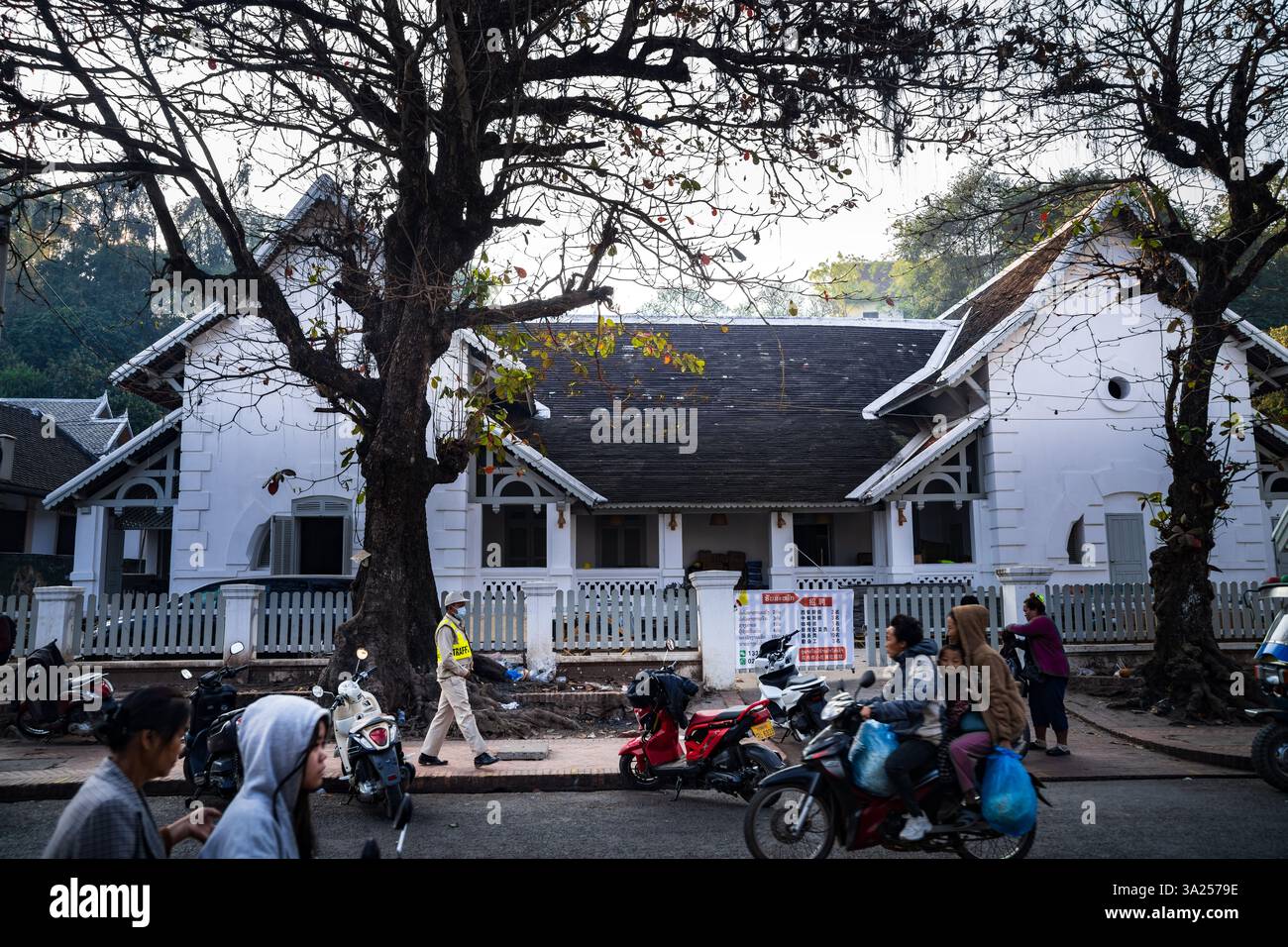 Scène de rue de la vieille ville de Luang Prabang, Laos. Architecture coloniale française, zone patrimoniale Banque D'Images