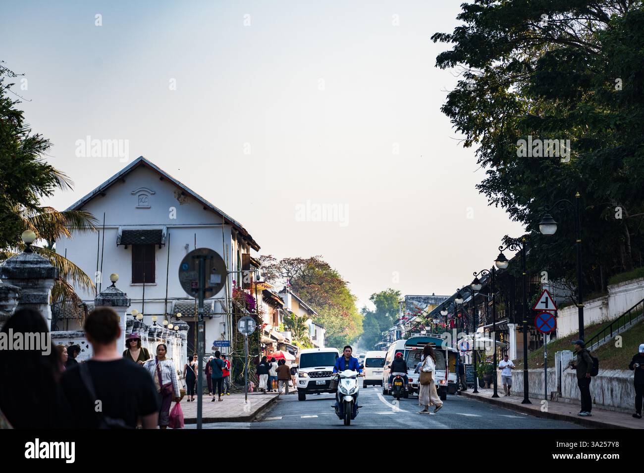 Scène de rue de la vieille ville de Luang Prabang, Laos. Architecture coloniale française, zone patrimoniale Banque D'Images