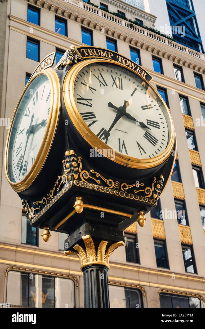 L'horloge de trottoir Trump Tower avec le Crown Building en arrière-plan New York City, USA 2025 Banque D'Images