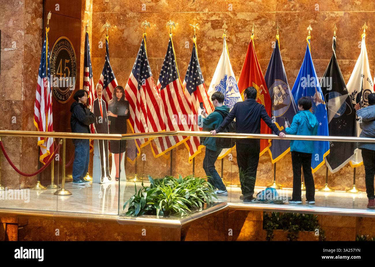 Les touristes s'alignent pour des photos à Trump's POTUS Display and Flags, Trump Tower, 2025, NYC, États-Unis Banque D'Images