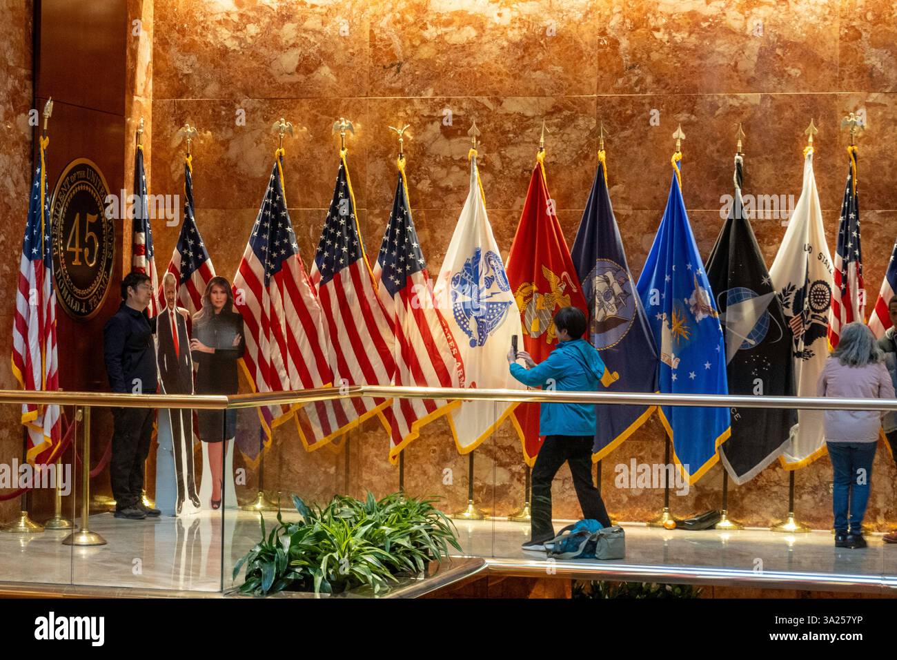 Les touristes s'alignent pour des photos à Trump's POTUS Display and Flags, Trump Tower, 2025, NYC, États-Unis Banque D'Images