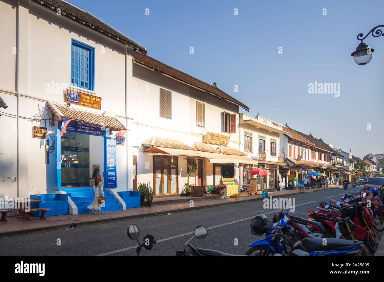 Scène de rue de la vieille ville de Luang Prabang, Laos. Architecture coloniale française, zone patrimoniale Banque D'Images