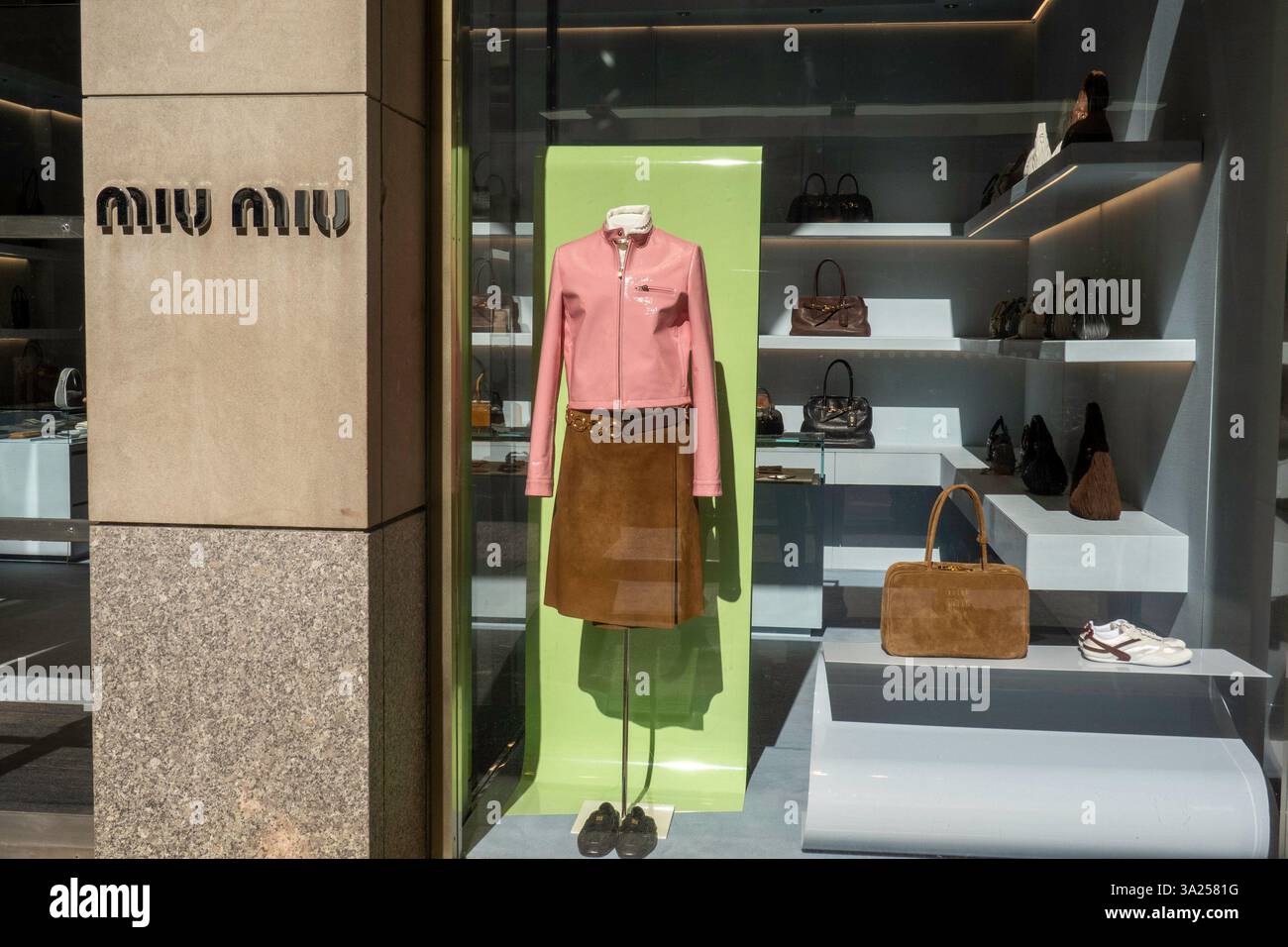 Miu Miu vitrine au 11 East 57th Street, New York City, États-Unis 2025 Banque D'Images