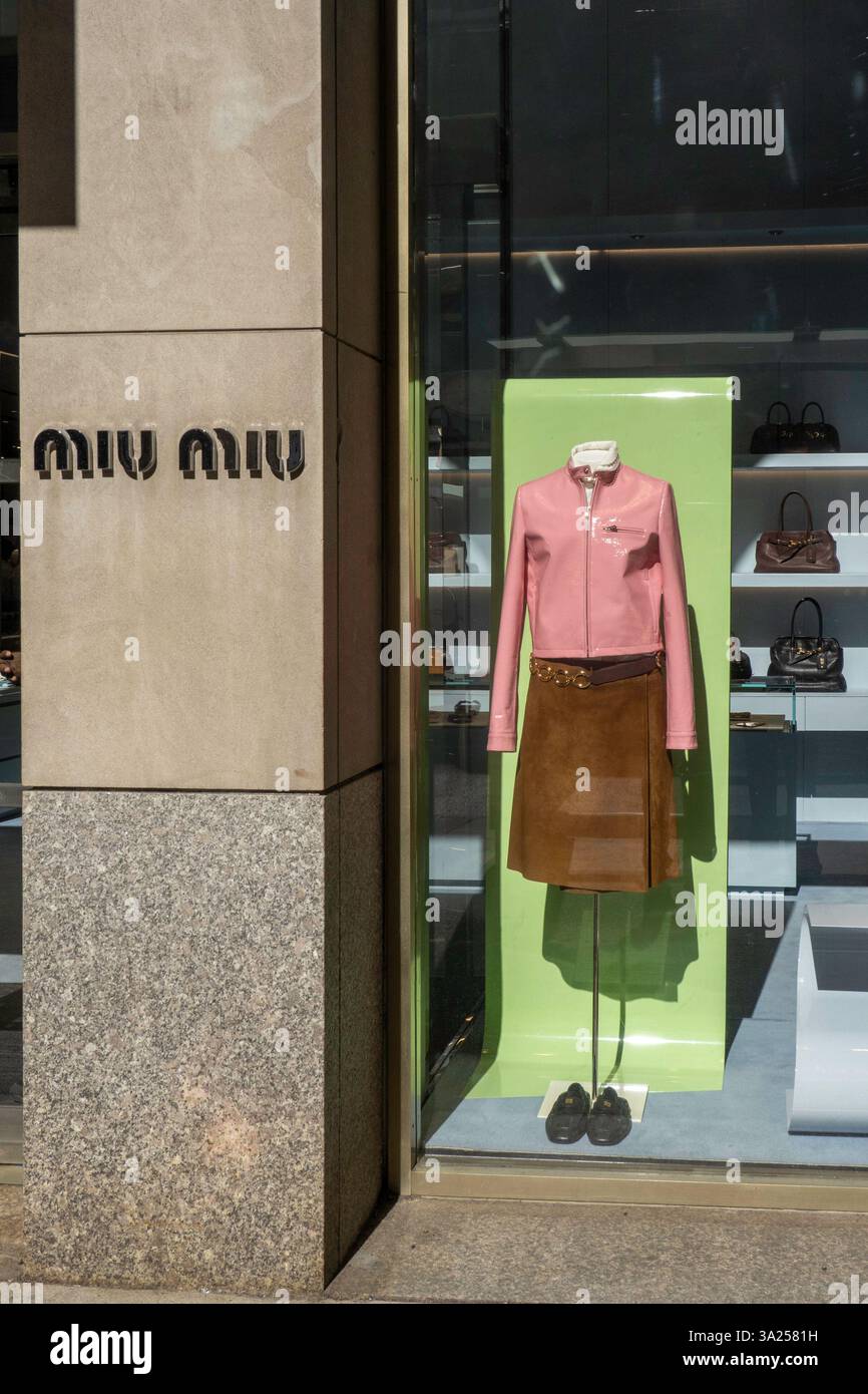 Miu Miu vitrine au 11 East 57th Street, New York City, États-Unis 2025 Banque D'Images