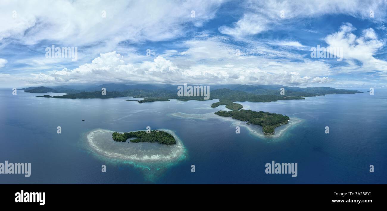 Une belle île est entourée par un récif corallien sain au large de la côte de Sulawesi Nord, Indonésie. Cette zone abrite une biodiversité marine élevée. Banque D'Images