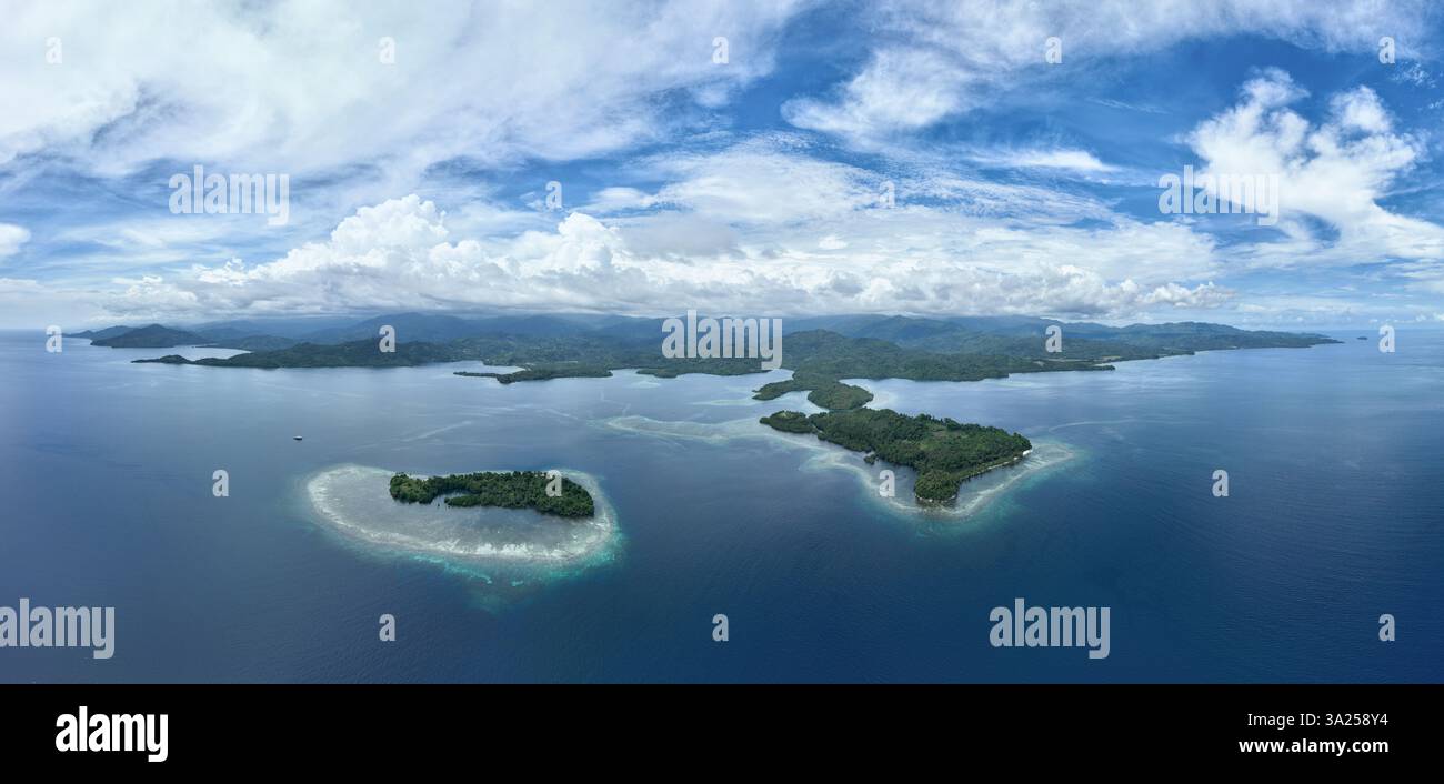 Une belle île est entourée par un récif corallien sain au large de la côte de Sulawesi Nord, Indonésie. Cette zone abrite une biodiversité marine élevée. Banque D'Images