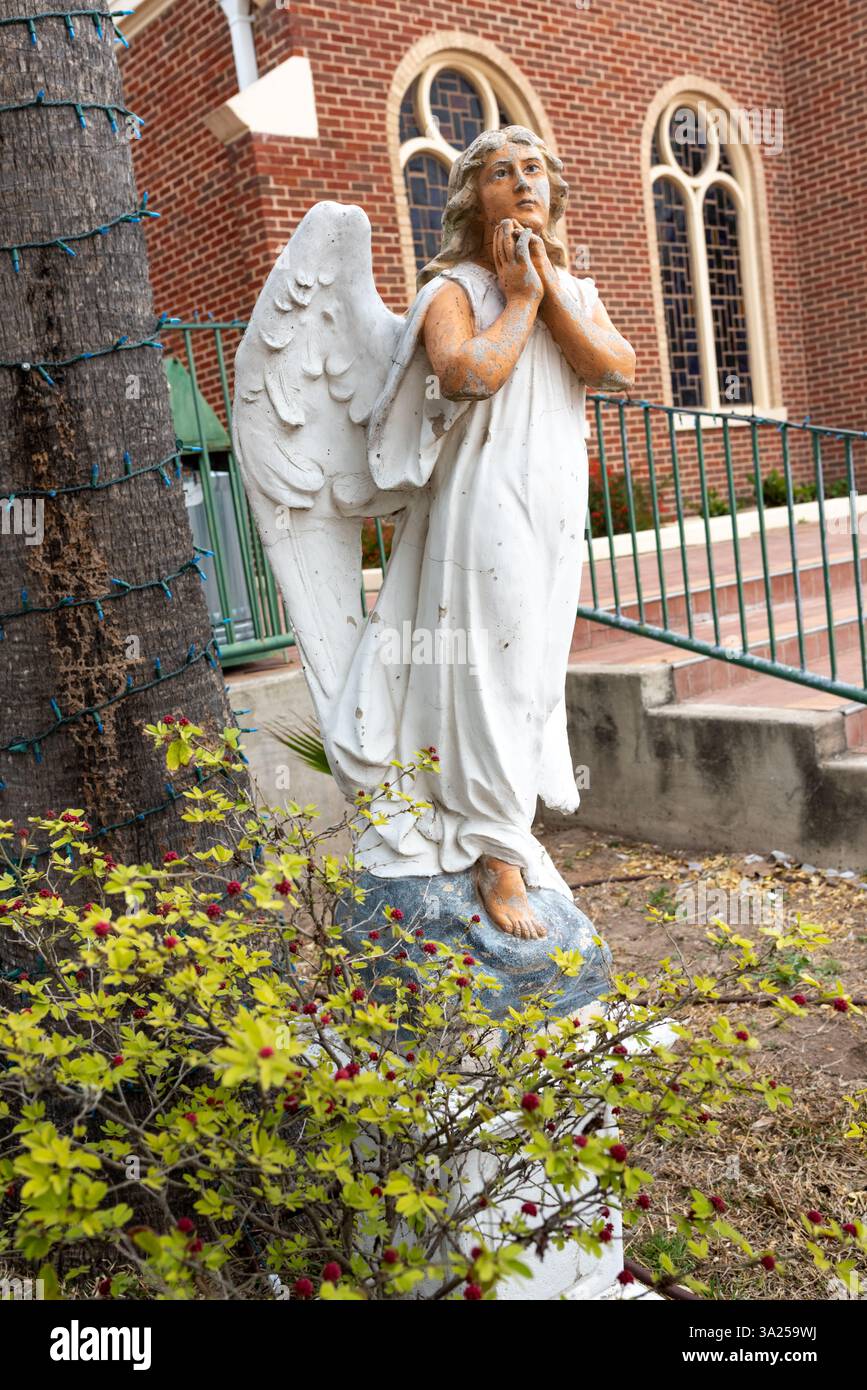 Statue d'un ange devant l'église catholique notre-Dame de Guadalupe, Mission, comté de Hidalgo, Texas, États-Unis. Banque D'Images
