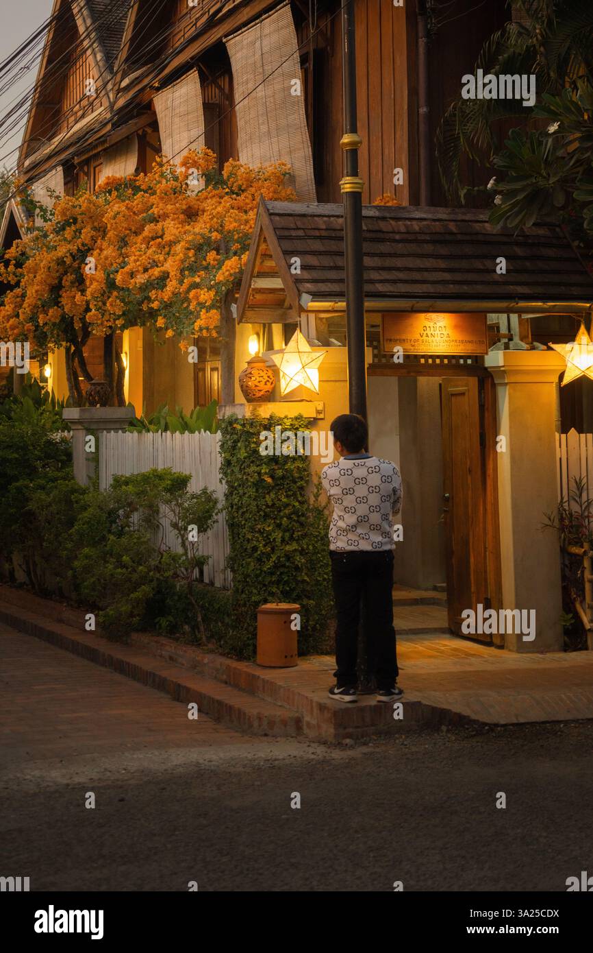 Charmante rue Luang Prabang au crépuscule, avec son architecture coloniale française, ses lumières chaudes et sa vie nocturne animée Banque D'Images
