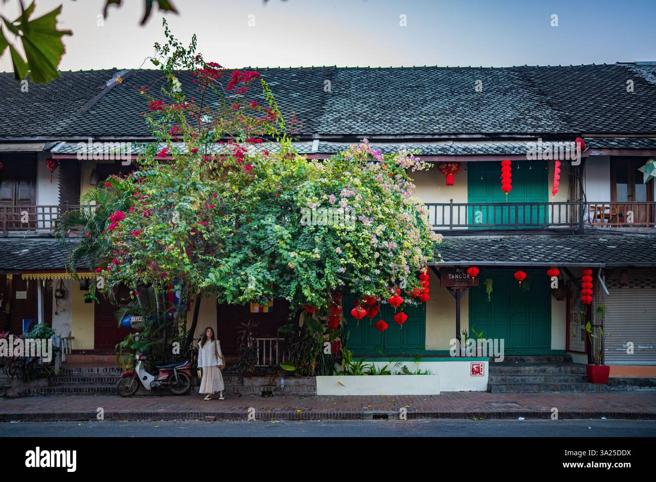 Scène de rue de la vieille ville de Luang Prabang, Laos. Architecture coloniale française, zone patrimoniale Banque D'Images
