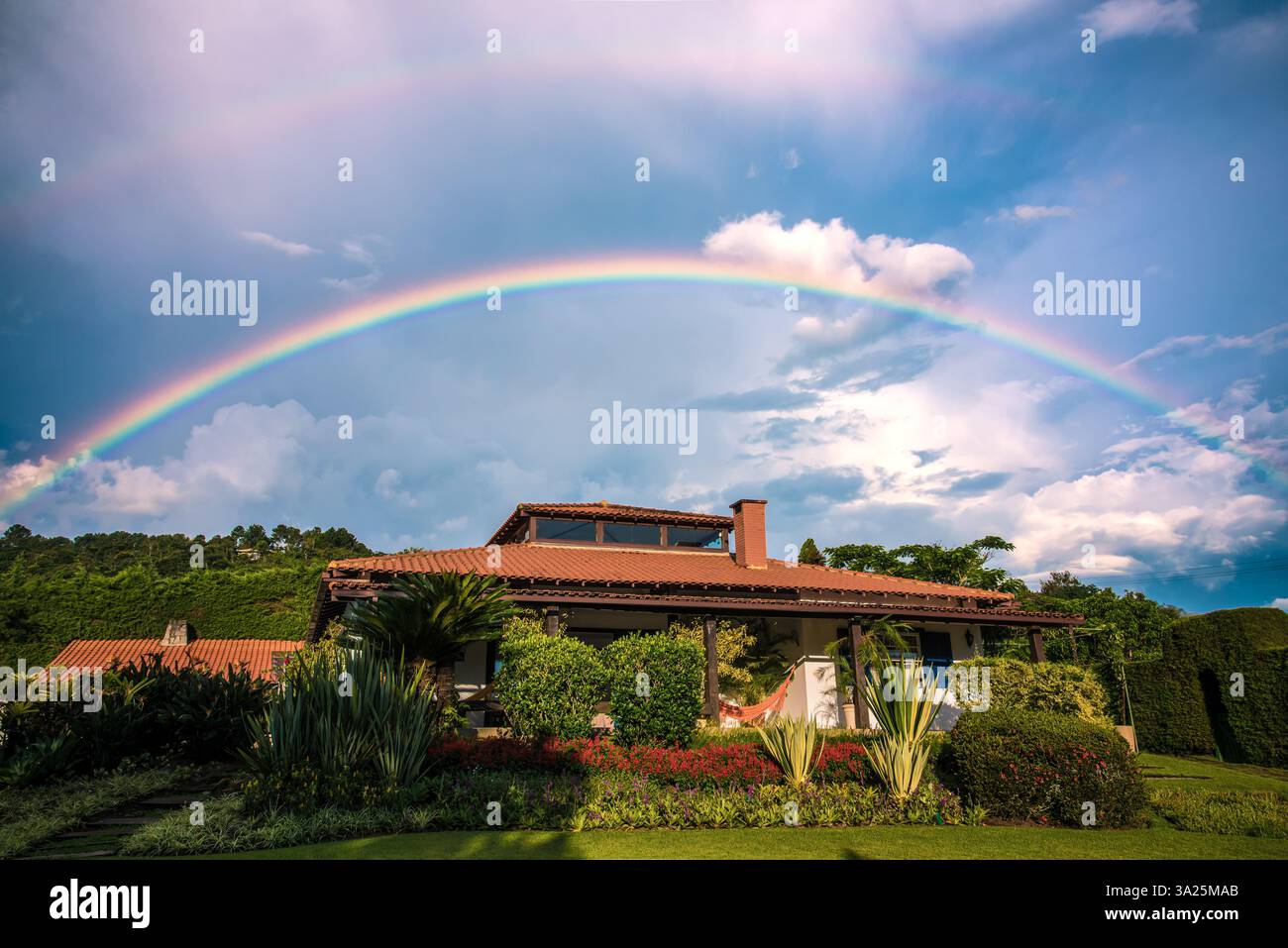 Double arc-en-ciel sur une maison de campagne au Brésil Banque D'Images