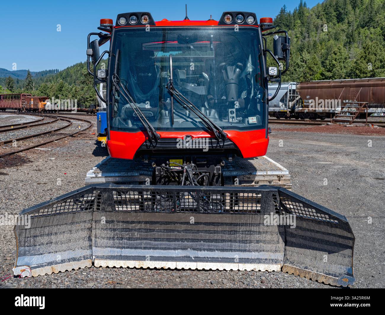 La charrue à l'avant d'une tondeuse à neige Pisten Bully au chantier de chemin de fer à Oakridge, Oregon, États-Unis Banque D'Images
