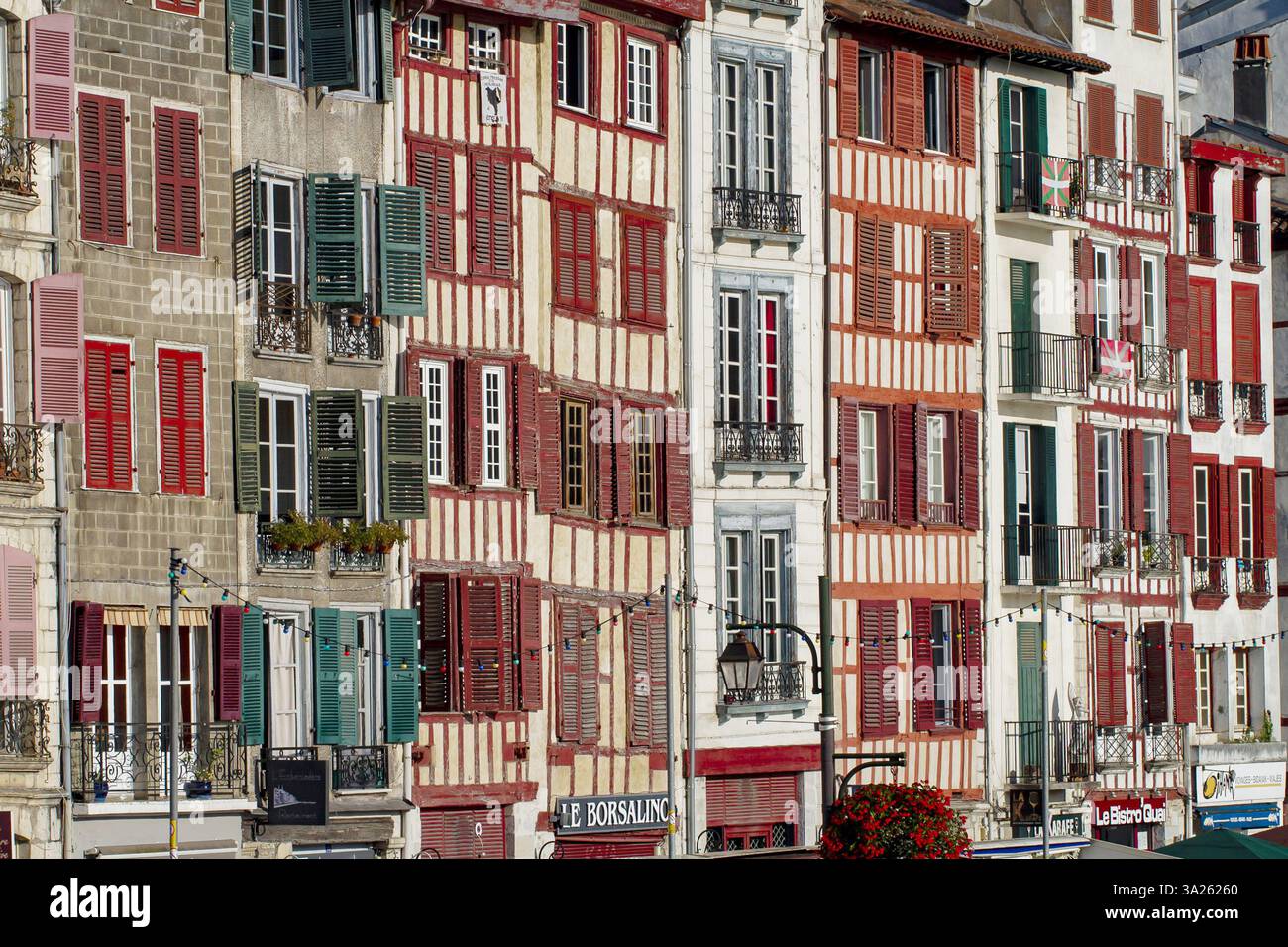 Bayonne (sud-ouest de la France) : bâtiments le long du quai « quai Amiral Jaureguiberry » dans le centre-ville Banque D'Images