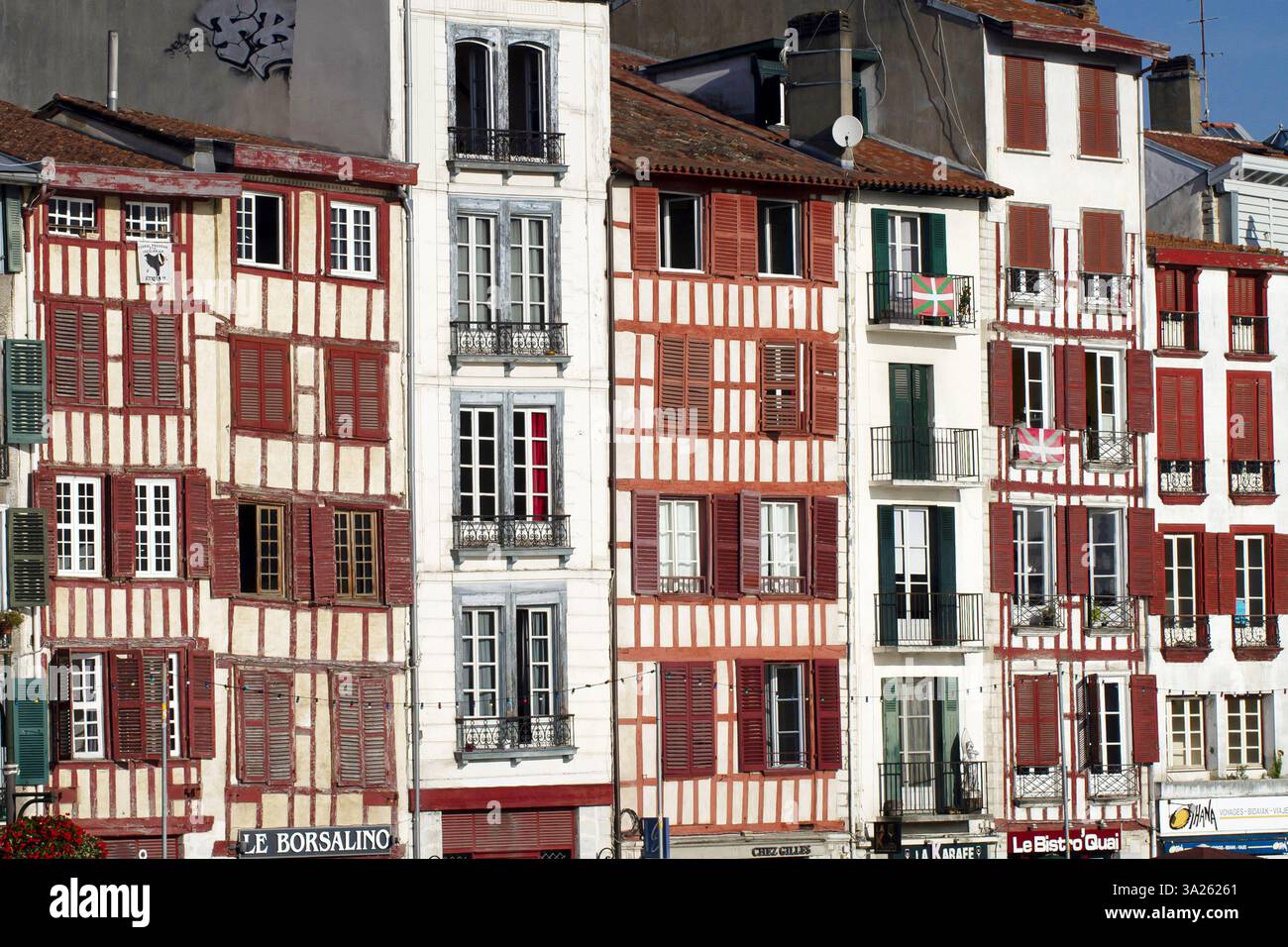 Bayonne (sud-ouest de la France) : bâtiments le long du quai « quai Amiral Jaureguiberry » dans le centre-ville Banque D'Images