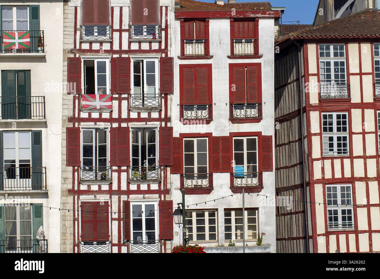 Bayonne (sud-ouest de la France) : bâtiments le long du quai « quai Amiral Jaureguiberry » dans le centre-ville Banque D'Images