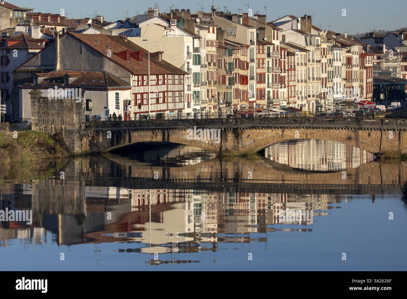 Bayonne (sud-ouest de la France) : vue sur la Nive et le quai « quai Amiral Jaureguiberry » en centre-ville Banque D'Images