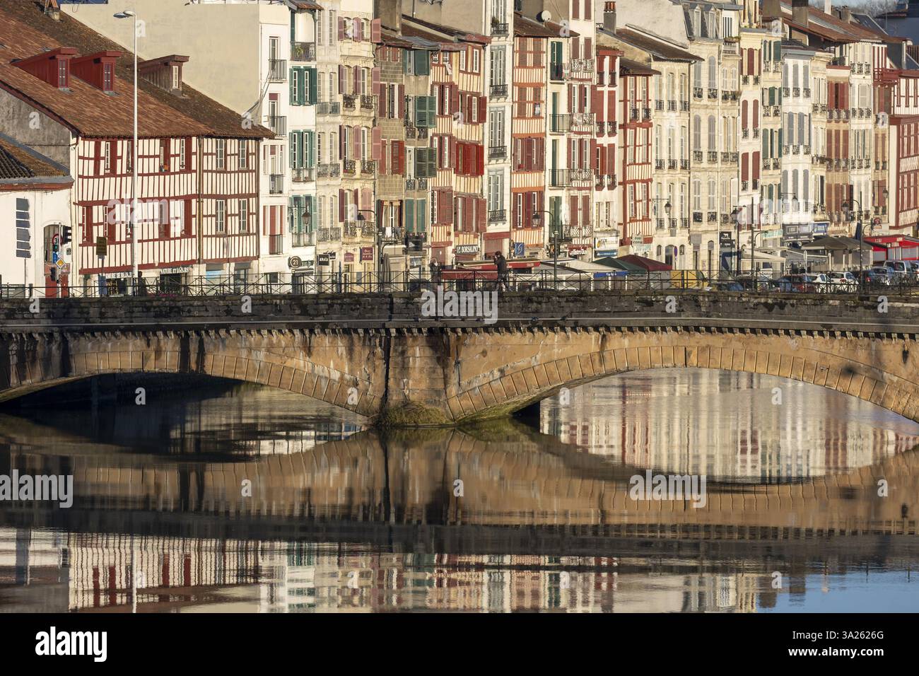 Bayonne (sud-ouest de la France) : vue sur la Nive et le quai « quai Amiral Jaureguiberry » en centre-ville Banque D'Images