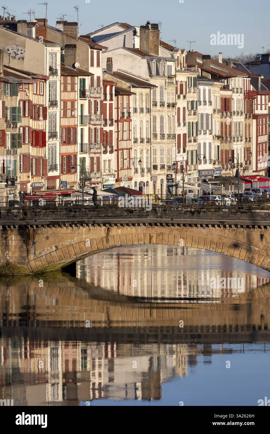 Bayonne (sud-ouest de la France) : vue sur la Nive et le quai « quai Amiral Jaureguiberry » en centre-ville Banque D'Images