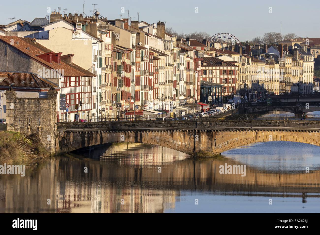 Bayonne (sud-ouest de la France) : vue sur la Nive et le quai « quai Amiral Jaureguiberry » en centre-ville Banque D'Images