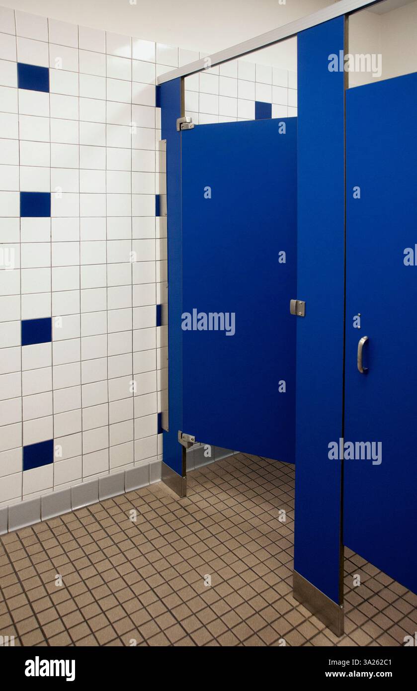 Douches de salle de bains publique et cabines de toilette avec portes bleues. Banque D'Images