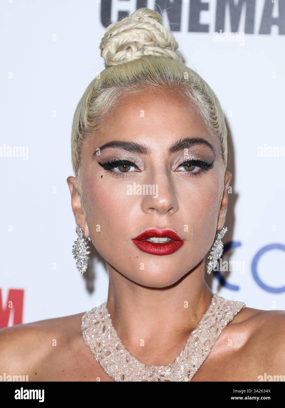 (FILE) Jenna Ortega dit que travailler avec Lady Gaga sur la saison 2 de « mercredi » de Netflix a été « le meilleur ». BEVERLY HILLS, LOS ANGELES, CALIFORNIE, États-Unis - NOVEMBRE 29 : la chanteuse, compositrice et actrice américaine Lady Gaga (Stefani Joanne Angelina Germanotta) portant une robe Azzedine Alaia et des boucles d'oreilles en diamant Amwaj arrive au 32e Gala annuel des American Cinematheque Awards qui se tient au Beverly Hilton Hotel le 29 novembre 2018 à Beverly Hills, Los Angeles, Californie, États-Unis. (Photo de Xavier Collin/image Press Agency) Banque D'Images