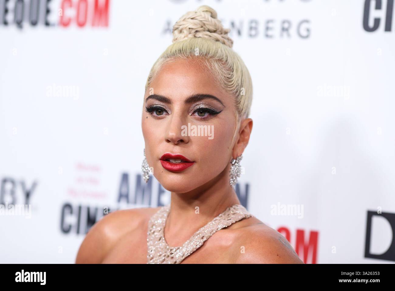 (FILE) Jenna Ortega dit que travailler avec Lady Gaga sur la saison 2 de « mercredi » de Netflix a été « le meilleur ». BEVERLY HILLS, LOS ANGELES, CALIFORNIE, États-Unis - NOVEMBRE 29 : la chanteuse, compositrice et actrice américaine Lady Gaga (Stefani Joanne Angelina Germanotta) portant une robe Azzedine Alaia et des boucles d'oreilles en diamant Amwaj arrive au 32e Gala annuel des American Cinematheque Awards qui se tient au Beverly Hilton Hotel le 29 novembre 2018 à Beverly Hills, Los Angeles, Californie, États-Unis. (Photo de Xavier Collin/image Press Agency) Banque D'Images