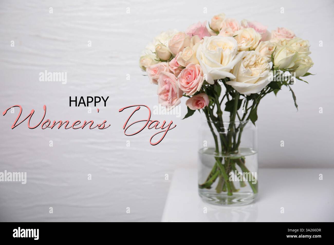 Carte pour la journée des femmes joyeuses. Vase en verre avec des roses sur la table Banque D'Images