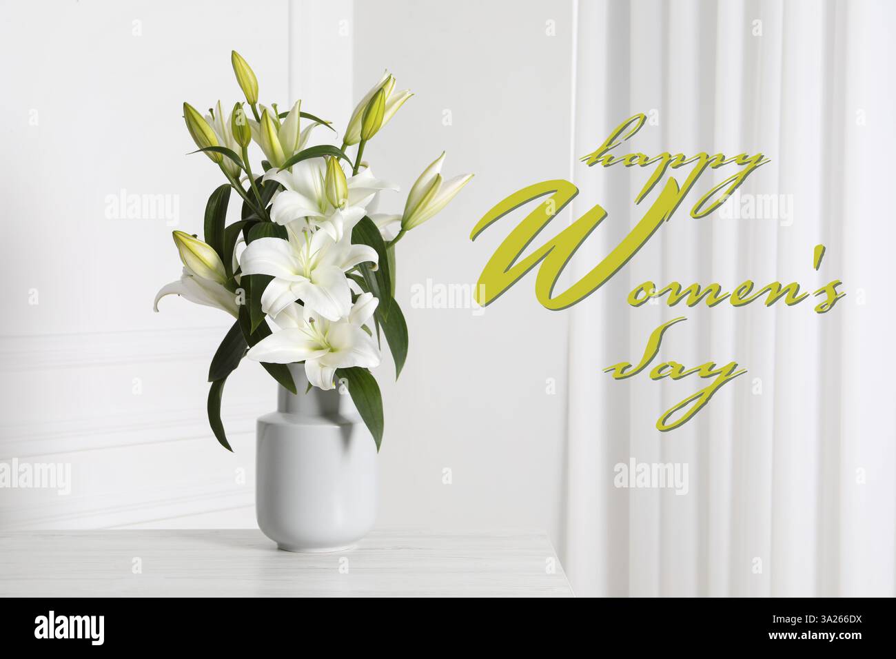 Carte pour la journée des femmes joyeuses. Vase avec de beaux lis blancs sur la table à l'intérieur Banque D'Images