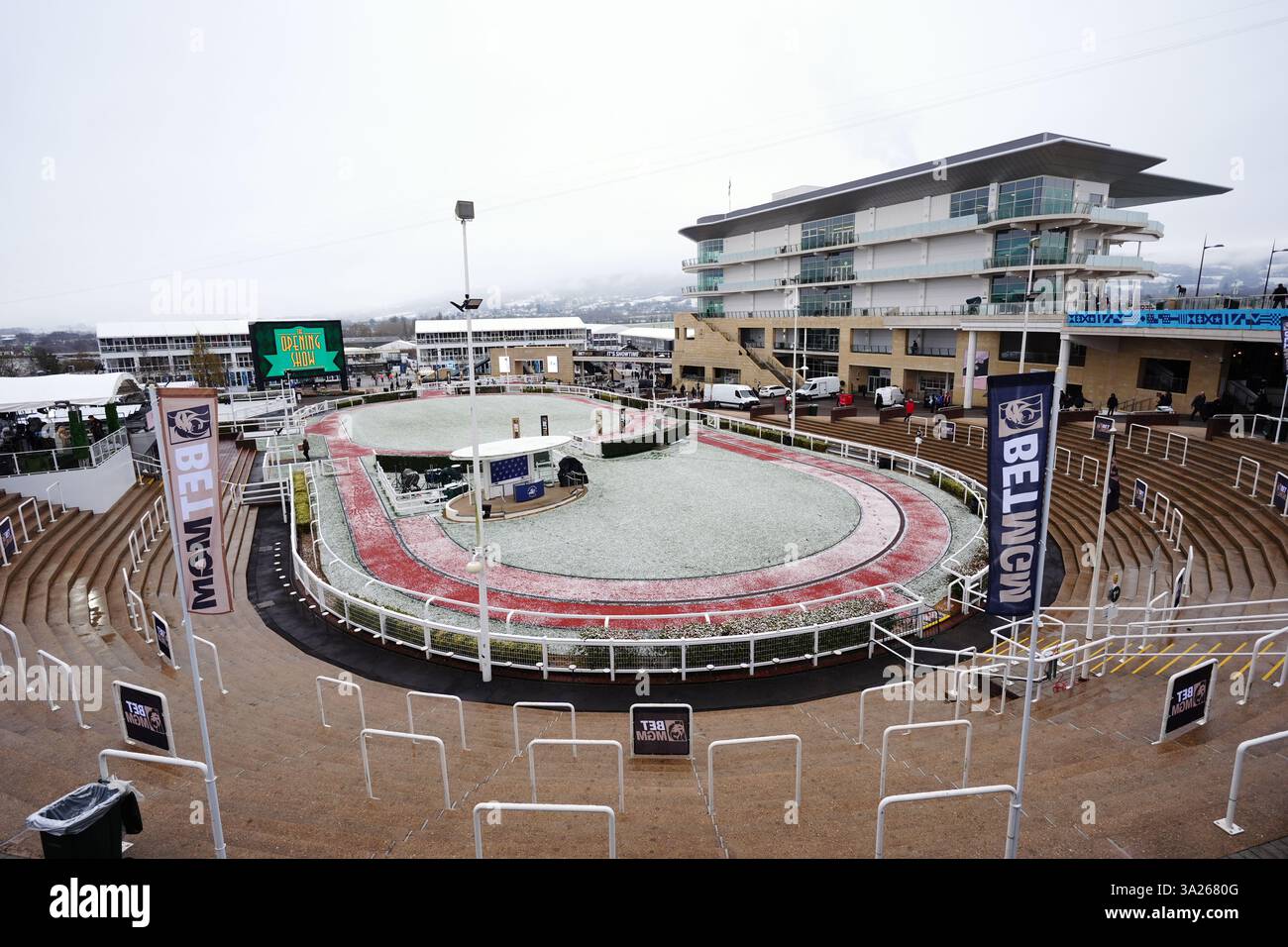 Vue générale du Parade Ring le deuxième jour du festival de Cheltenham 2025 à l'hippodrome de Cheltenham. Date de la photo : mercredi 12 mars 2025. Banque D'Images