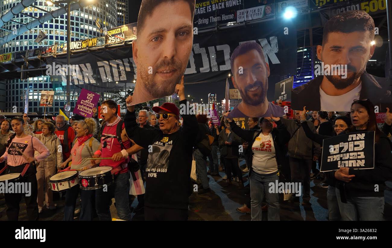 TEL AVIV, ISRAËL - 11 MARS : les familles et les partisans des otages israéliens restants détenus à Gaza tiennent des pancartes portant des photos d'otages israéliens alors que des manifestants anti-gouvernementaux pro-otages ont installé des tentes pour un troisième jour consécutif, devant le ministère israélien de la Défense et le siège de Tsahal, prévoyant de rester dans le camp de protestation pour les jours et les nuits à venir, le 11 mars 2025 à tel Aviv, en Israël. Les manifestants appellent à la conclusion de l'accord de cessez-le-feu avec le Hamas et exigent la libération des otages restants détenus dans la bande de Gaza. Banque D'Images TEL AVIV, ISRAËL - 11 MARS : les familles et les partisans des otages israéliens restants détenus à Gaza tiennent des pancartes portant des photos d'otages israéliens alors que des manifestants anti-gouvernementaux pro-otages ont installé des tentes pour un troisième jour consécutif, devant le ministère israélien de la Défense et le siège de Tsahal, prévoyant de rester dans le camp de protestation pour les jours et les nuits à venir, le 11 mars 2025 à tel Aviv, en Israël. Les manifestants appellent à la conclusion de l'accord de cessez-le-feu avec le Hamas et exigent la libération des otages restants détenus dans la bande de Gaza. Banque D'Images