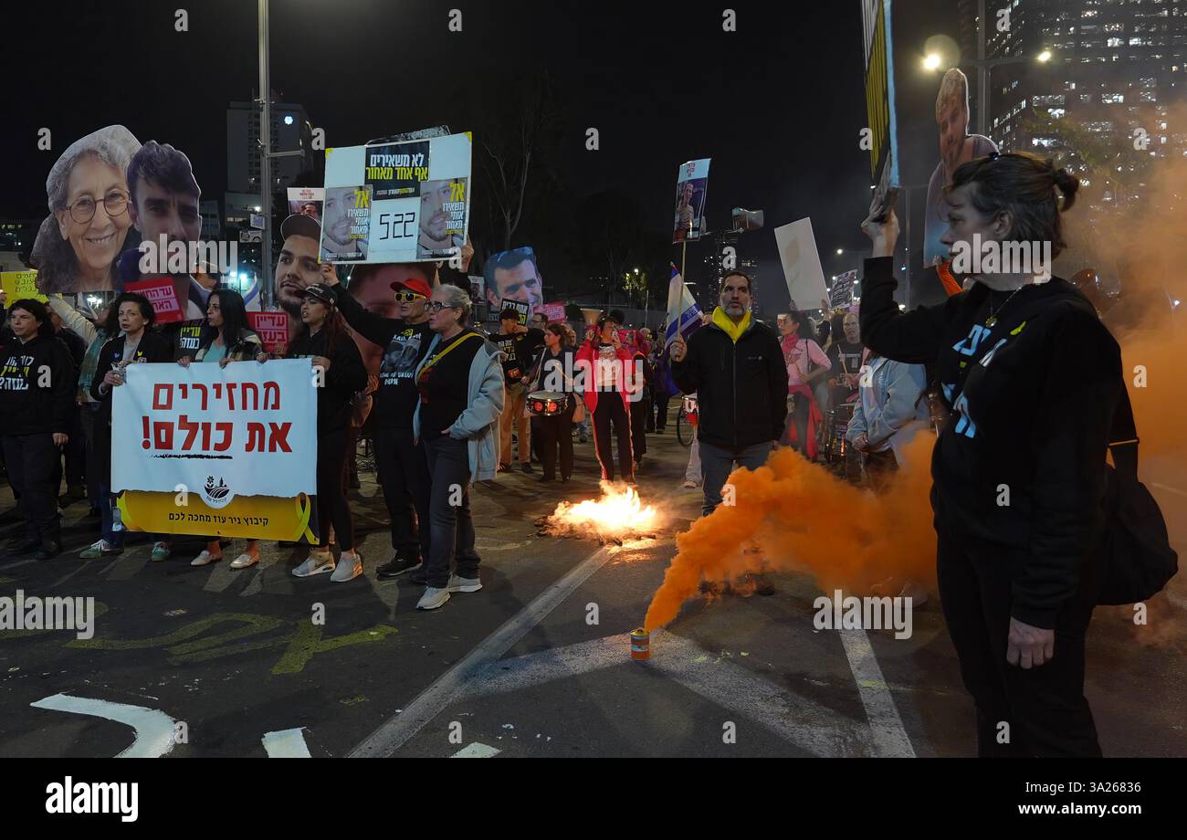TEL AVIV, ISRAËL - 11 MARS : les familles et les partisans des otages israéliens restants détenus à Gaza tiennent des pancartes portant des photos d'otages israéliens après avoir incendié, alors que des manifestants anti-gouvernementaux pro-otages dressent des tentes pour un troisième jour d'affilée, devant le ministère israélien de la Défense et le siège de Tsahal, prévoyant de rester dans le camp de protestation pour les jours et les nuits à venir, le 11 mars 2025 à tel Aviv, en Israël. Les manifestants appellent à la conclusion de l'accord de cessez-le-feu avec le Hamas et exigent la libération des otages restants détenus dans la bande de Gaza. Banque D'Images TEL AVIV, ISRAËL - 11 MARS : les familles et les partisans des otages israéliens restants détenus à Gaza tiennent des pancartes portant des photos d'otages israéliens après avoir incendié, alors que des manifestants anti-gouvernementaux pro-otages dressent des tentes pour un troisième jour d'affilée, devant le ministère israélien de la Défense et le siège de Tsahal, prévoyant de rester dans le camp de protestation pour les jours et les nuits à venir, le 11 mars 2025 à tel Aviv, en Israël. Les manifestants appellent à la conclusion de l'accord de cessez-le-feu avec le Hamas et exigent la libération des otages restants détenus dans la bande de Gaza. Banque D'Images