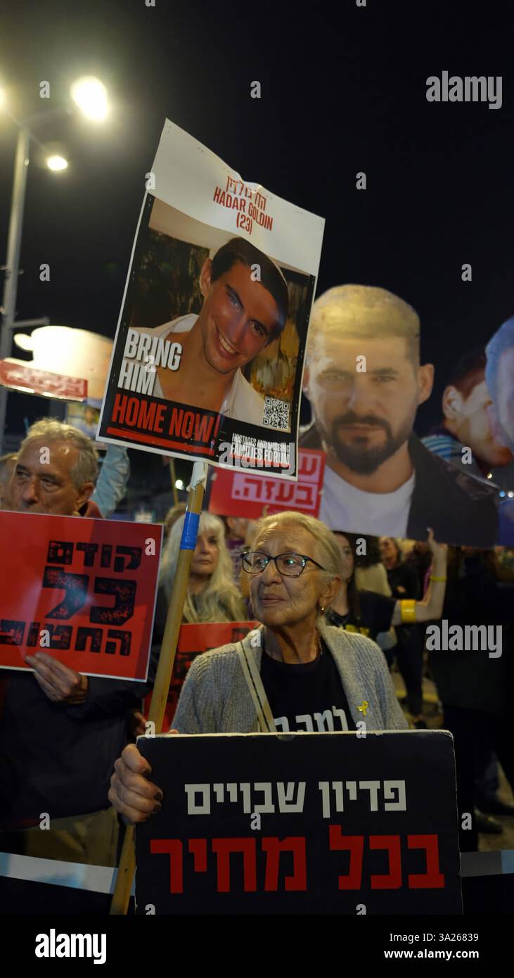TEL AVIV, ISRAËL - 11 MARS : les familles et les partisans des otages israéliens restants détenus à Gaza tiennent des pancartes portant des photos d'otages israéliens alors que des manifestants anti-gouvernementaux pro-otages ont installé des tentes pour un troisième jour consécutif, devant le ministère israélien de la Défense et le siège de Tsahal, prévoyant de rester dans le camp de protestation pour les jours et les nuits à venir, le 11 mars 2025 à tel Aviv, en Israël. Les manifestants appellent à la conclusion de l'accord de cessez-le-feu avec le Hamas et exigent la libération des otages restants détenus dans la bande de Gaza. Banque D'Images TEL AVIV, ISRAËL - 11 MARS : les familles et les partisans des otages israéliens restants détenus à Gaza tiennent des pancartes portant des photos d'otages israéliens alors que des manifestants anti-gouvernementaux pro-otages ont installé des tentes pour un troisième jour consécutif, devant le ministère israélien de la Défense et le siège de Tsahal, prévoyant de rester dans le camp de protestation pour les jours et les nuits à venir, le 11 mars 2025 à tel Aviv, en Israël. Les manifestants appellent à la conclusion de l'accord de cessez-le-feu avec le Hamas et exigent la libération des otages restants détenus dans la bande de Gaza. Banque D'Images