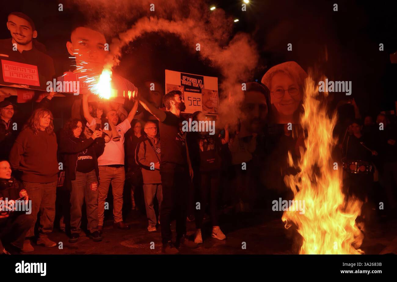 TEL AVIV, ISRAËL - 11 MARS : les familles et les partisans des otages israéliens restants détenus à Gaza tiennent des pancartes portant des photos d'otages israéliens après avoir incendié, alors que des manifestants anti-gouvernementaux pro-otages dressent des tentes pour un troisième jour d'affilée, devant le ministère israélien de la Défense et le siège de Tsahal, prévoyant de rester dans le camp de protestation pour les jours et les nuits à venir, le 11 mars 2025 à tel Aviv, en Israël. Les manifestants appellent à la conclusion de l'accord de cessez-le-feu avec le Hamas et exigent la libération des otages restants détenus dans la bande de Gaza. Banque D'Images TEL AVIV, ISRAËL - 11 MARS : les familles et les partisans des otages israéliens restants détenus à Gaza tiennent des pancartes portant des photos d'otages israéliens après avoir incendié, alors que des manifestants anti-gouvernementaux pro-otages dressent des tentes pour un troisième jour d'affilée, devant le ministère israélien de la Défense et le siège de Tsahal, prévoyant de rester dans le camp de protestation pour les jours et les nuits à venir, le 11 mars 2025 à tel Aviv, en Israël. Les manifestants appellent à la conclusion de l'accord de cessez-le-feu avec le Hamas et exigent la libération des otages restants détenus dans la bande de Gaza. Banque D'Images