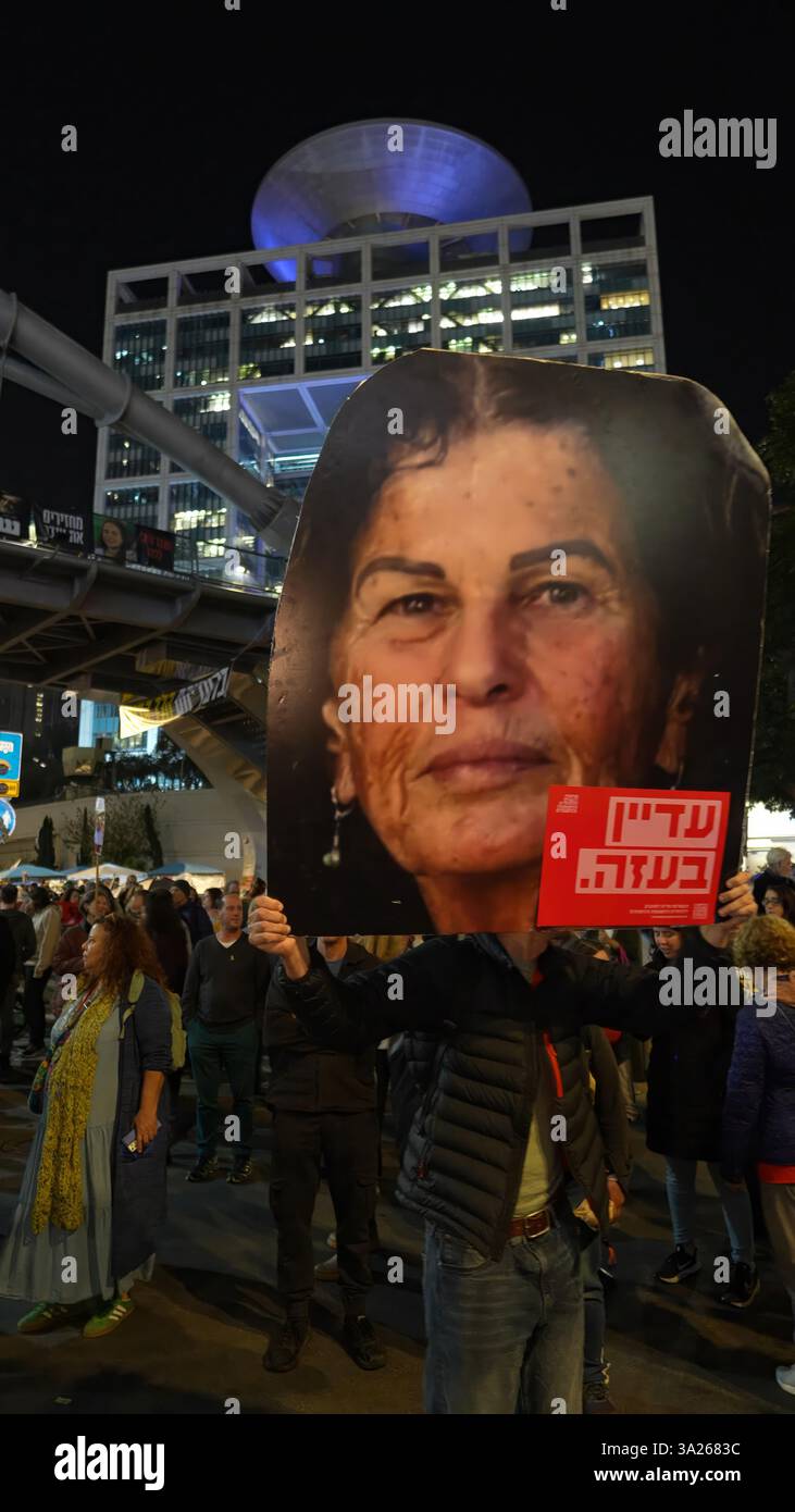 TEL AVIV, ISRAËL - 11 MARS : les familles et les partisans des otages israéliens restants détenus à Gaza scandent des slogans et tiennent des pancartes portant des photos d'otages israéliens alors que des manifestants anti-gouvernementaux pro-otages installent des tentes pour un troisième jour d'affilée, devant le ministère israélien de la Défense et le siège de Tsahal, prévoyant de rester dans le camp de protestation pour les jours et les nuits à venir, le 11 mars 2025 à tel Aviv, en Israël. Les manifestants appellent à la conclusion de l'accord de cessez-le-feu avec le Hamas et exigent la libération des otages restants détenus dans la bande de Gaza. Banque D'Images TEL AVIV, ISRAËL - 11 MARS : les familles et les partisans des otages israéliens restants détenus à Gaza scandent des slogans et tiennent des pancartes portant des photos d'otages israéliens alors que des manifestants anti-gouvernementaux pro-otages installent des tentes pour un troisième jour d'affilée, devant le ministère israélien de la Défense et le siège de Tsahal, prévoyant de rester dans le camp de protestation pour les jours et les nuits à venir, le 11 mars 2025 à tel Aviv, en Israël. Les manifestants appellent à la conclusion de l'accord de cessez-le-feu avec le Hamas et exigent la libération des otages restants détenus dans la bande de Gaza. Banque D'Images