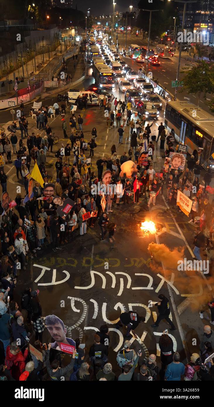 TEL AVIV, ISRAËL - 11 MARS : des familles et des partisans des otages israéliens restants détenus à Gaza ont mis le feu, alors que des manifestants anti-gouvernementaux pro-otages ont installé des tentes pour un troisième jour d'affilée, devant le ministère israélien de la Défense et le siège de Tsahal, prévoyant de rester dans le camp de protestation pour les jours et les nuits à venir, le 11 mars 2025 à tel Aviv, en Israël. Les manifestants appellent à la conclusion de l'accord de cessez-le-feu avec le Hamas et exigent la libération des otages restants détenus dans la bande de Gaza. Banque D'Images TEL AVIV, ISRAËL - 11 MARS : des familles et des partisans des otages israéliens restants détenus à Gaza ont mis le feu, alors que des manifestants anti-gouvernementaux pro-otages ont installé des tentes pour un troisième jour d'affilée, devant le ministère israélien de la Défense et le siège de Tsahal, prévoyant de rester dans le camp de protestation pour les jours et les nuits à venir, le 11 mars 2025 à tel Aviv, en Israël. Les manifestants appellent à la conclusion de l'accord de cessez-le-feu avec le Hamas et exigent la libération des otages restants détenus dans la bande de Gaza. Banque D'Images