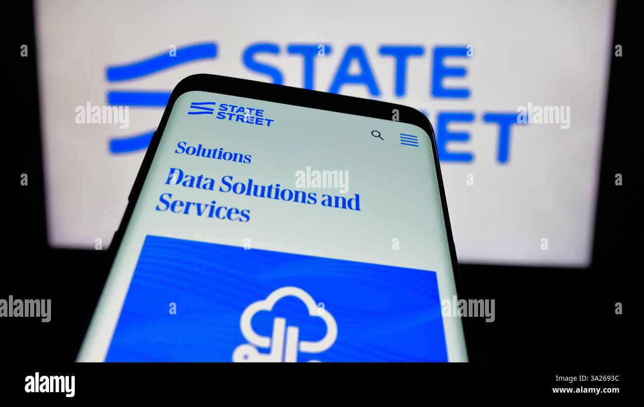 Dans cette illustration photo, un smartphone avec le site Web de la société financière américaine State Street Corporation est vu sur l'écran devant le logo de l'entreprise. (Photo timon Schneider / SOPA images/SIPA USA) *** strictement à des fins éditoriales *** Banque D'Images Dans cette illustration photo, un smartphone avec le site Web de la société financière américaine State Street Corporation est vu sur l'écran devant le logo de l'entreprise. (Photo timon Schneider / SOPA images/SIPA USA) *** strictement à des fins éditoriales *** Banque D'Images
