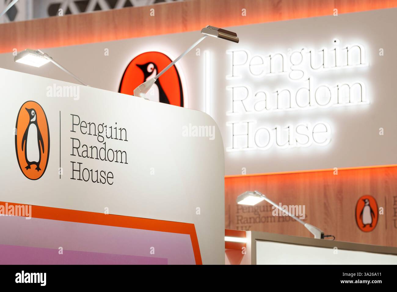 The Penguin Random House Stand le premier jour de la Foire du livre de Londres à l'espace d'exposition Olympia London, le 11 mars 2025, à Londres, en Angleterre. La foire du livre de Londres est un marché international annuel de l'industrie du livre pour la négociation des droits et la vente et la distribution de contenu d'édition sur les canaux imprimés, audio, TV, cinéma et numériques. « LBF » attire généralement 25 000 visiteurs et exposants lors de son événement de trois jours. Banque D'Images