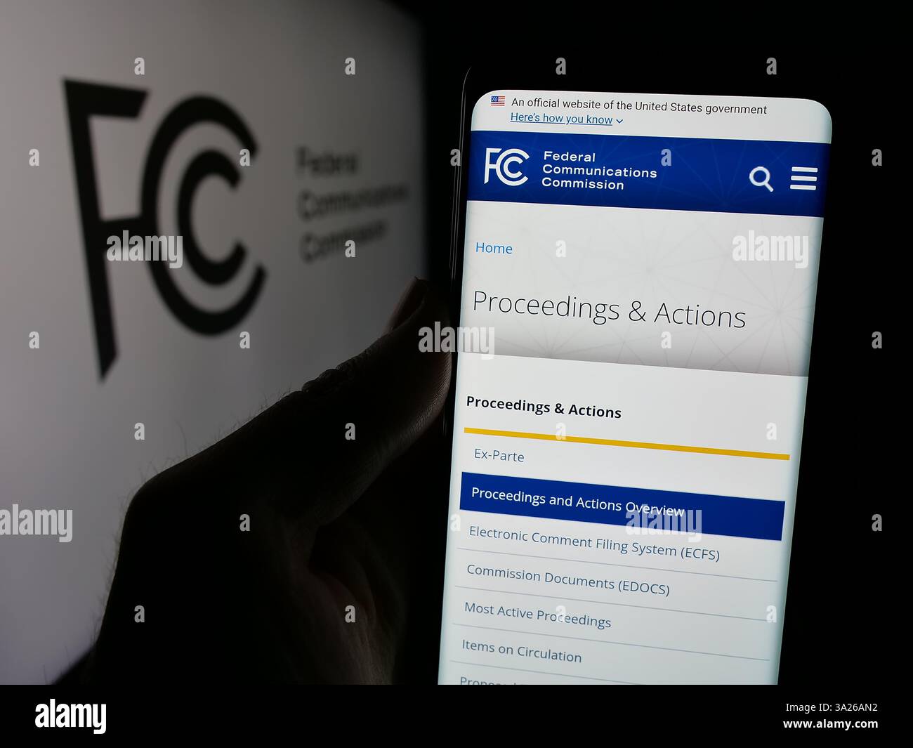 Allemagne. 22 janvier 2025. Dans cette illustration photo, une personne tient un téléphone portable avec la page Web de l'agence américaine Federal Communications Commission (FCC) sur l'écran avec logo. (Crédit image : © timon Schneider/SOPA images via ZUMA Press Wire) USAGE ÉDITORIAL SEULEMENT ! Non destiné à UN USAGE commercial ! Banque D'Images