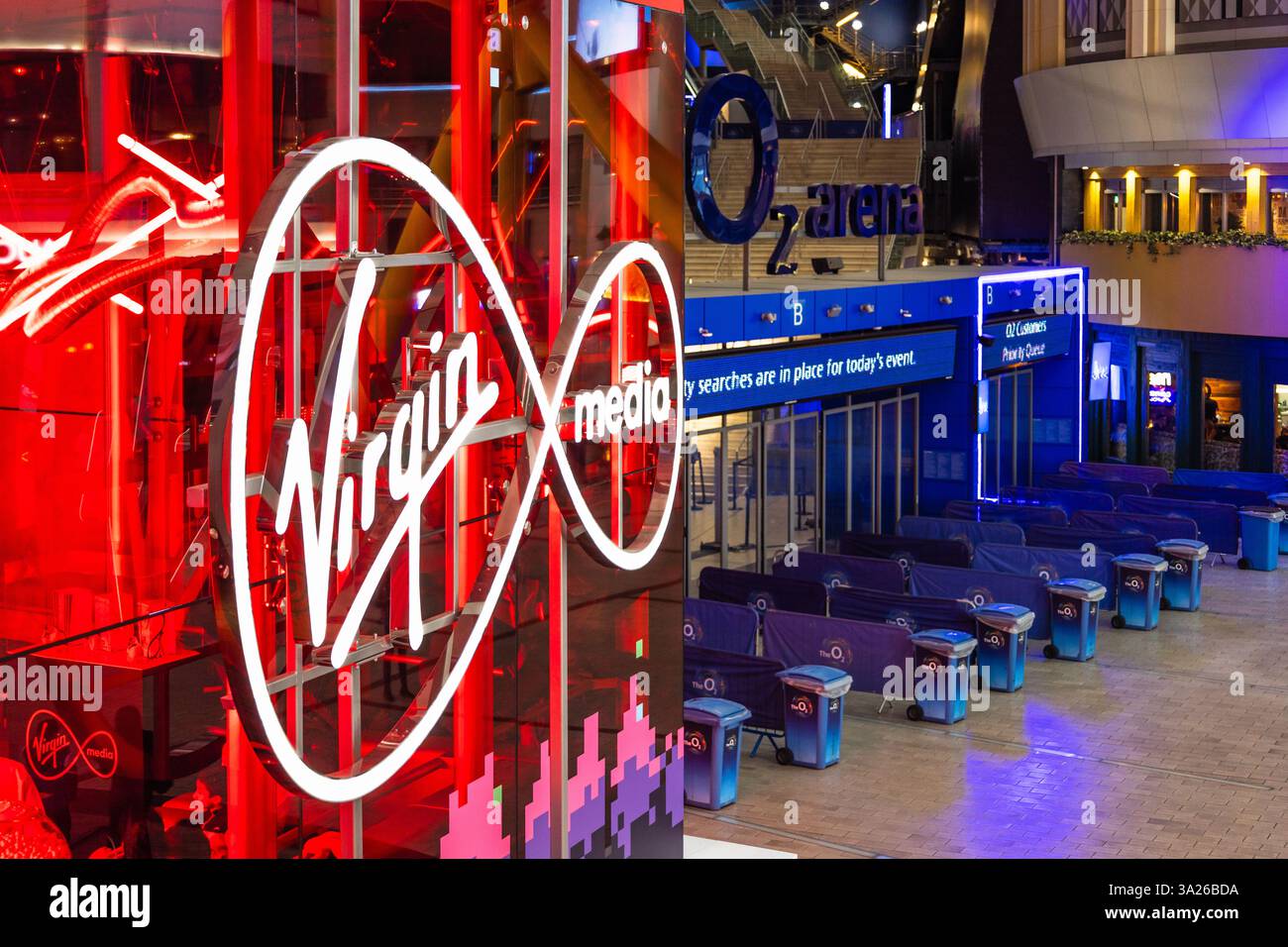 Logo Virgin Media illuminé à l'entrée de l'O2 Arena. Londres, Royaume-Uni, 14 octobre 2023 Banque D'Images