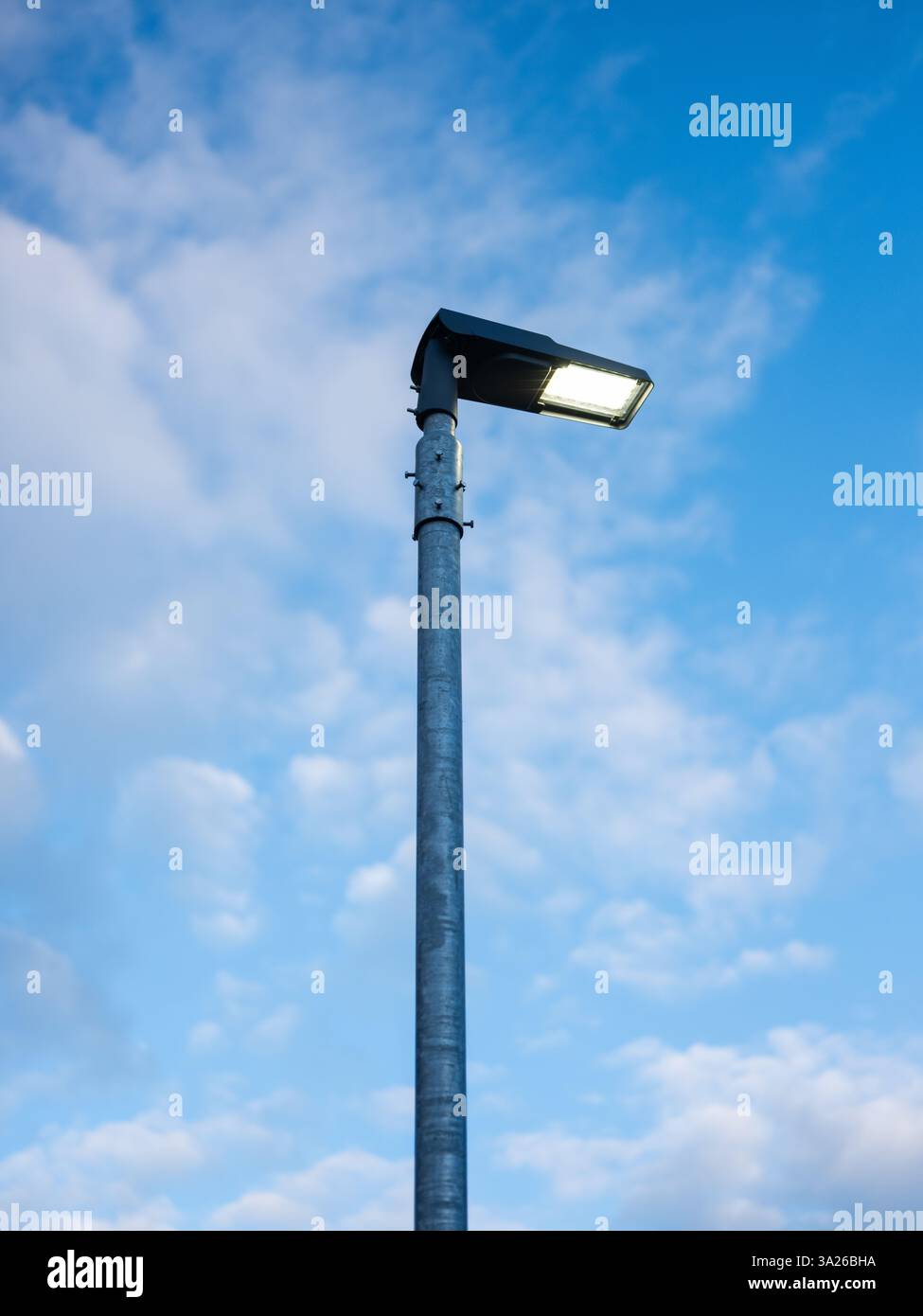 Un lampadaire qui brille pendant la journée. Banque D'Images
