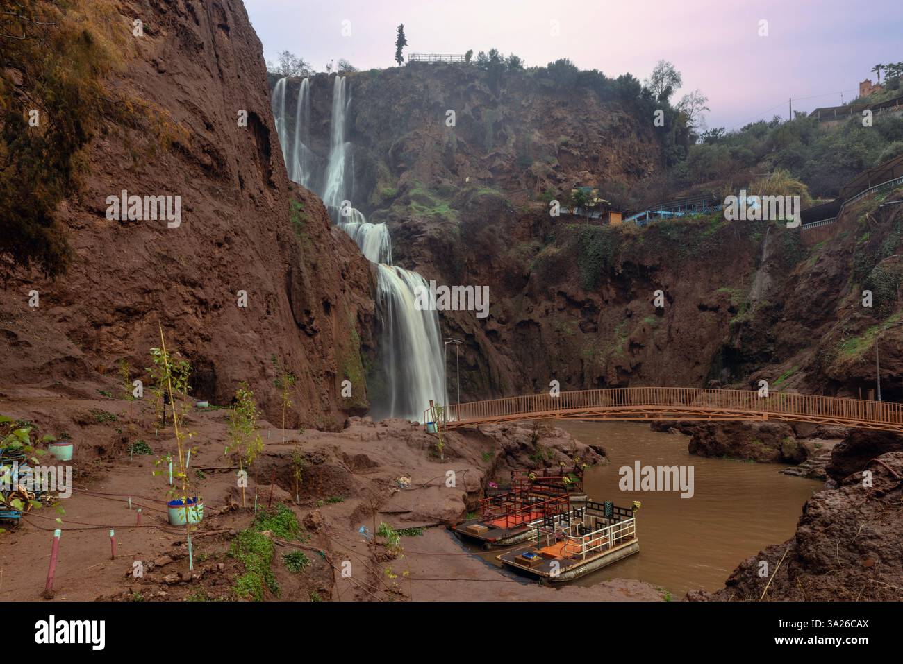 Les Cascades d'Ouzoud, situées dans la province d'Azilal au Maroc, sont un nom collectif pour plusieurs cascades à plusieurs niveaux. Banque D'Images