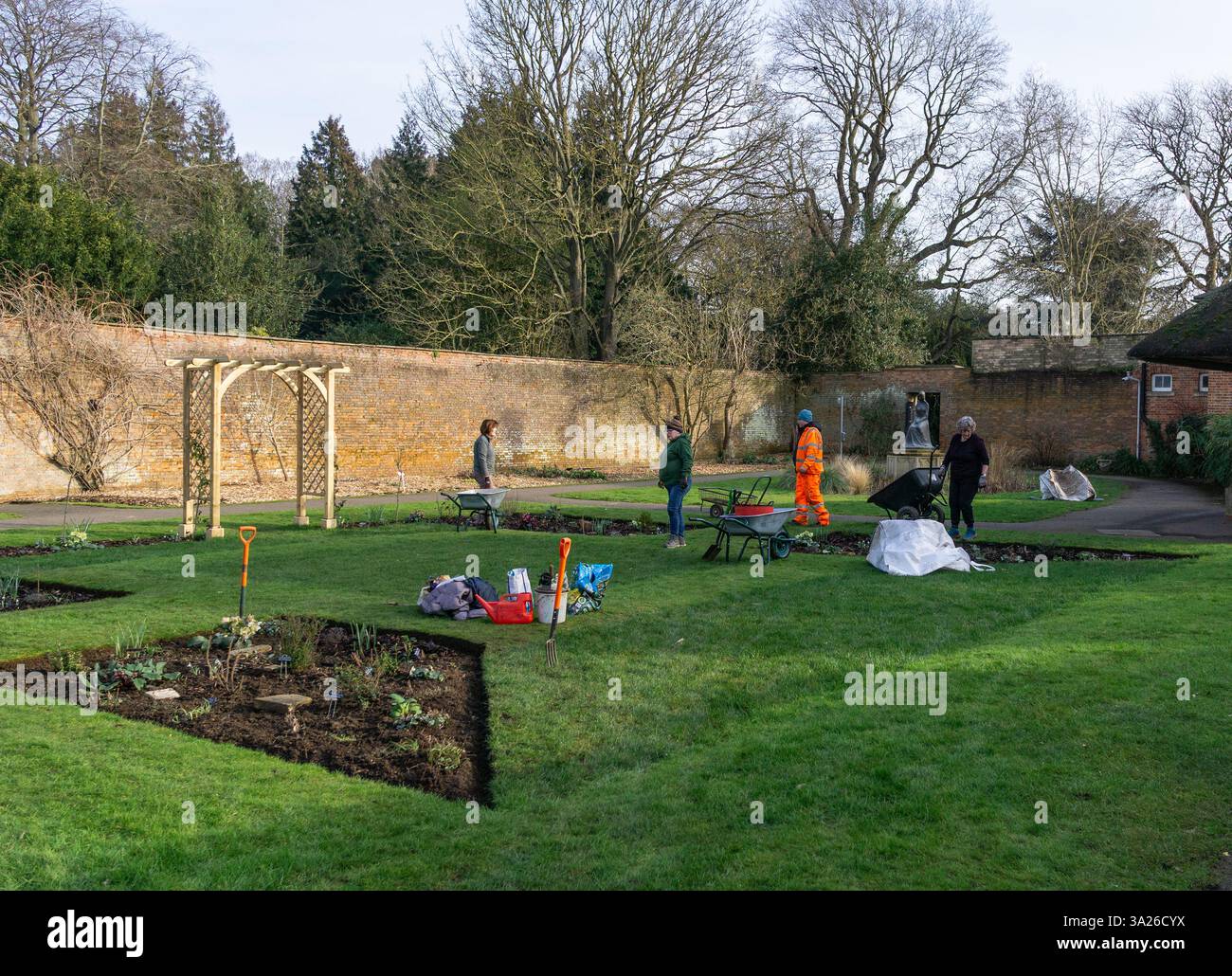 Jardinier en chef et jardiniers bénévoles travaillant dans The Walled Garden, Delapre Abbey, Northampton, Royaume-Uni Banque D'Images