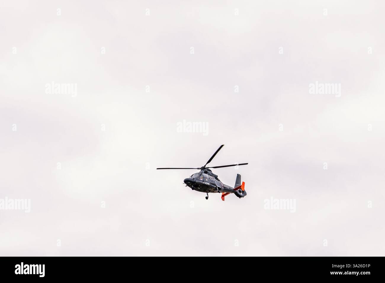 Hélicoptère des marines françaises volant dans le ciel Banque D'Images