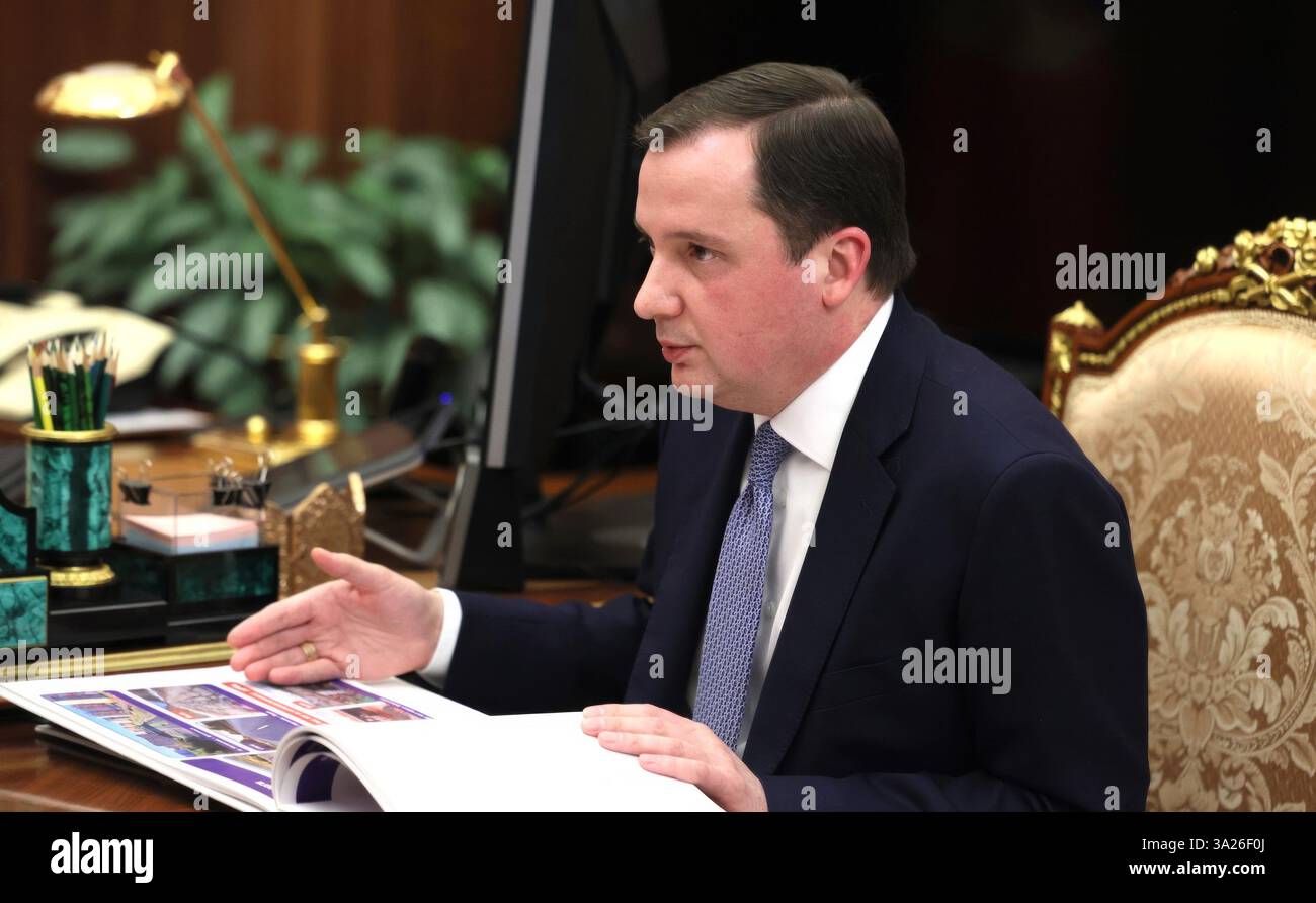 Moscou, Russie. 12 mars 2025. Le gouverneur de la région d'Arkhangelsk, Alexander Tsybulsky, à droite, rend compte au président russe Vladimir Poutine, lors d'une réunion en face à face au Kremlin, le 12 mars 2025 à Moscou, en Russie. Crédit : Mikhail Metzel/Kremlin Pool/Alamy Live News Banque D'Images