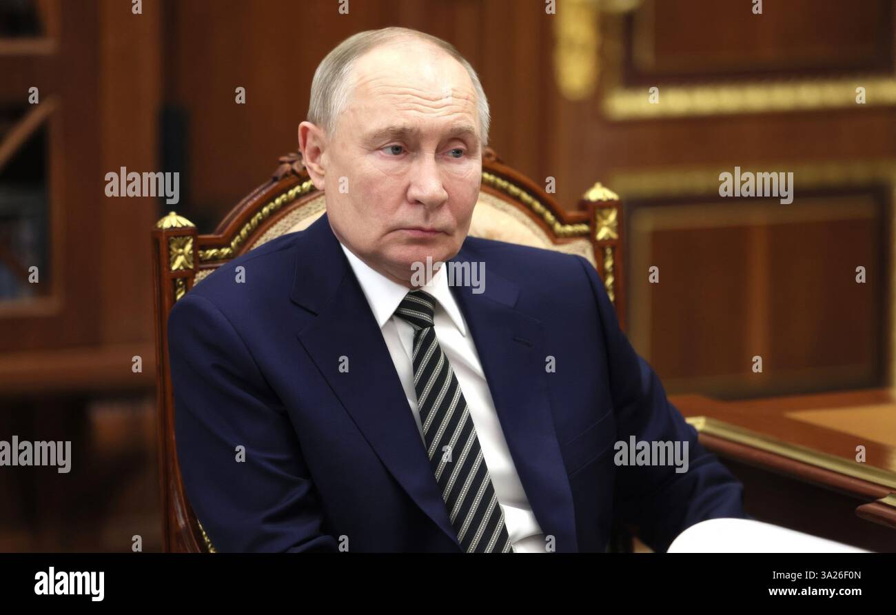 Moscou, Russie. 12 mars 2025. Le président russe Vladimir Poutine, à gauche, écoute le gouverneur de la région d'Arkhangelsk, Alexandre Tsybulsky, à droite, lors d'une rencontre en face à face au Kremlin, le 12 mars 2025 à Moscou, en Russie. Crédit : Mikhail Metzel/Kremlin Pool/Alamy Live News Banque D'Images