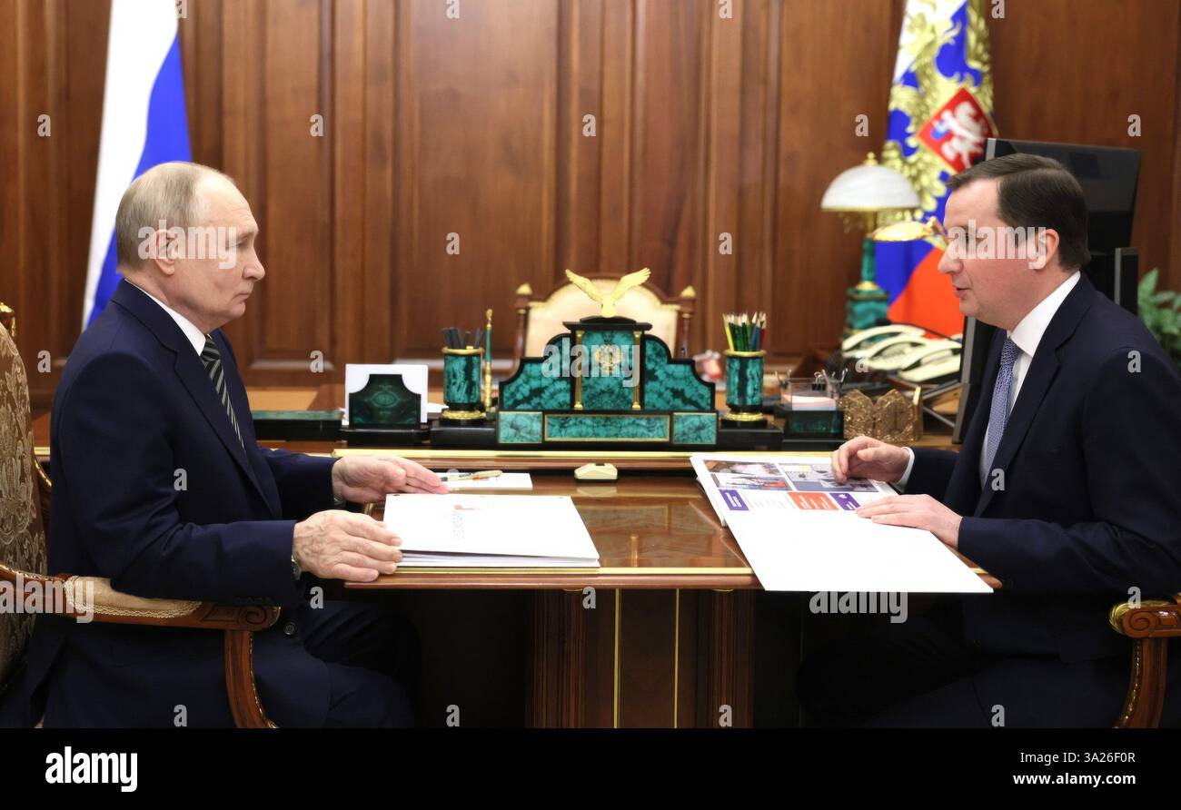 Moscou, Russie. 12 mars 2025. Le président russe Vladimir Poutine, à gauche, écoute le gouverneur de la région d'Arkhangelsk, Alexandre Tsybulsky, à droite, lors d'une rencontre en face à face au Kremlin, le 12 mars 2025 à Moscou, en Russie. Crédit : Mikhail Metzel/Kremlin Pool/Alamy Live News Banque D'Images