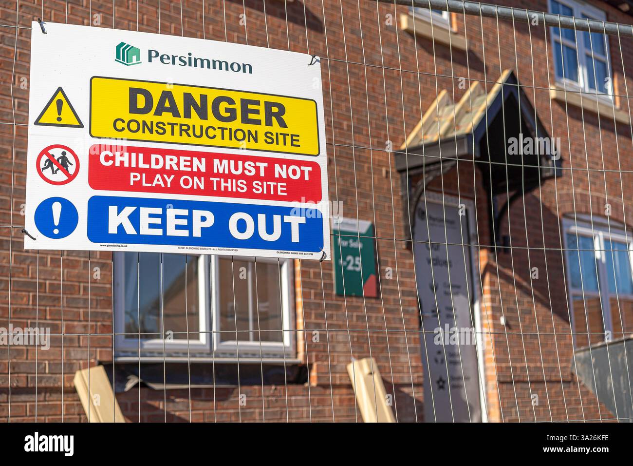 Les constructeurs de maisons de kaki signent sur une clôture de chantier expliquant qu'il s'agit d'un danger, la zone du chantier de construction et de se tenir à l'écart. Banque D'Images